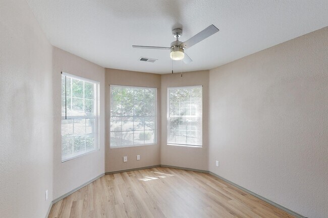 Foto del edificio - 745 Valley Meadows Dr