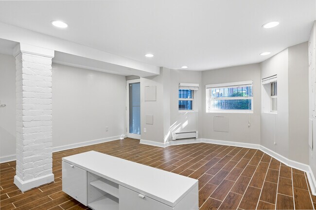 Apt. entryway - 2604 Mozart Pl NW
