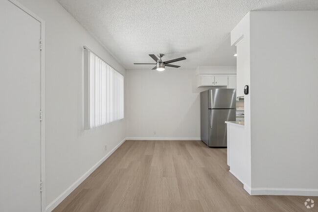2 habitaciones, 1 baño - 860 pies cuadrados - Comedor - 5121 Klump Ave.