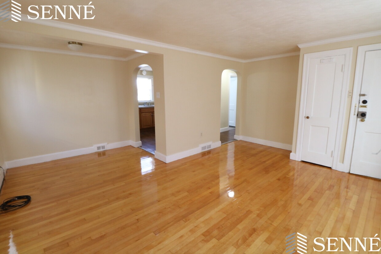 Primary Photo - 5 Newcroft Cir