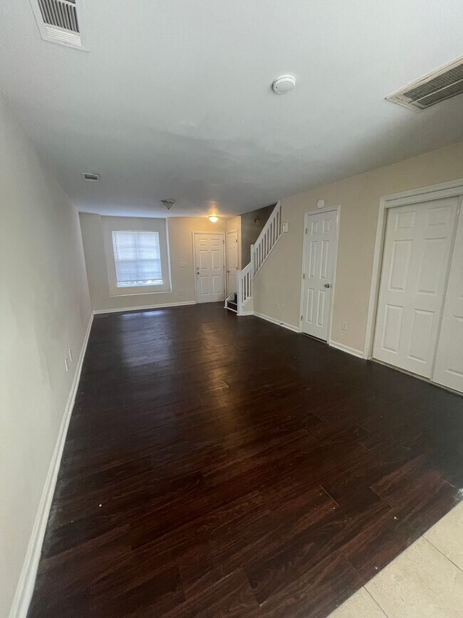 Foto del edificio - Two Bedroom Unit - East Charlotte