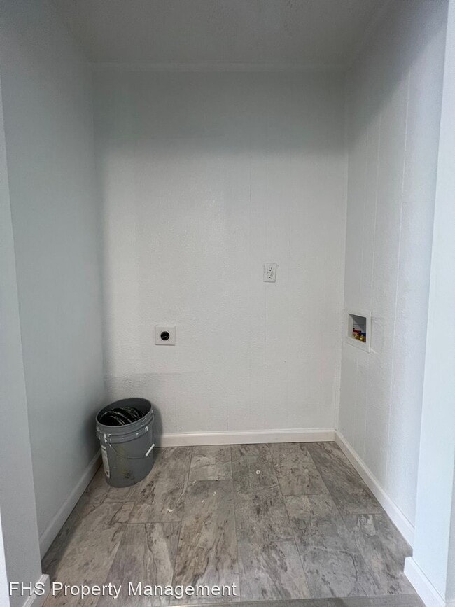 Building Photo - 1 br, 1 bath House - 1028 1/2 E Commercial