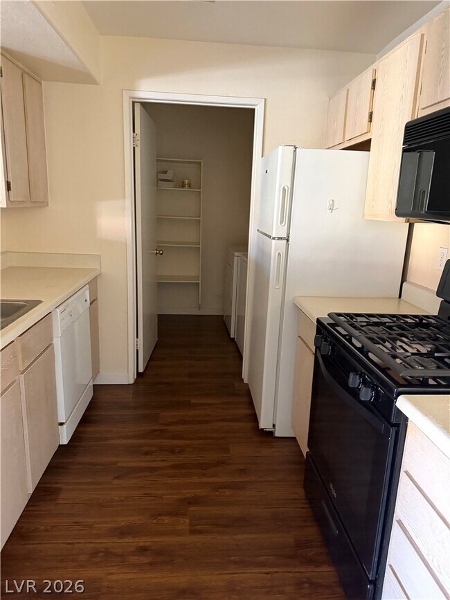 Building Photo - 7885 W Flamingo Rd