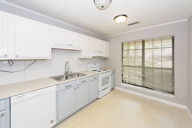 Building Photo - 2 Bedroom 2 Bath Townhouse in Crowfield Pl...