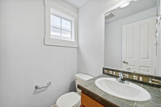 Building Photo - 3 bedroom in Seattle WA 98117