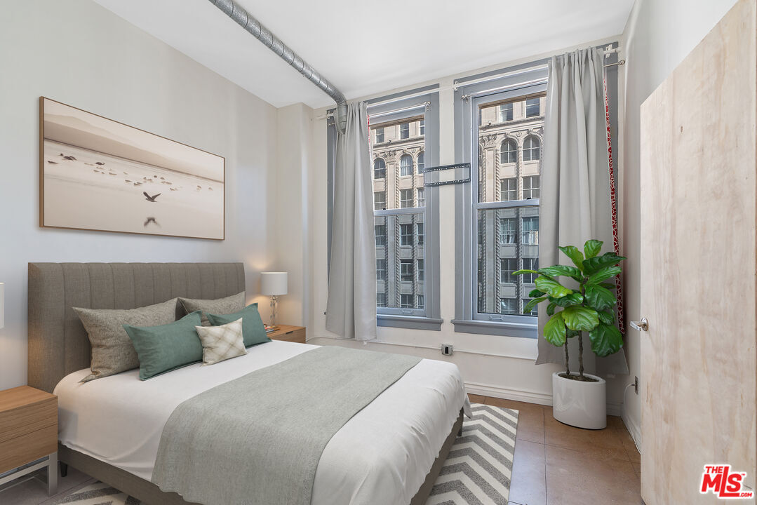 Primary Photo - 215 W 7th St