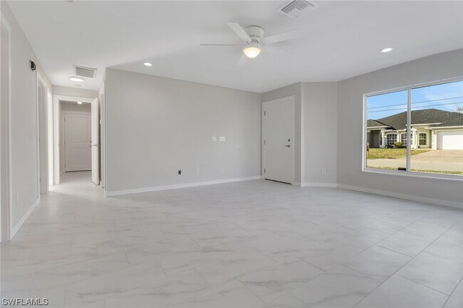 Building Photo - 617-619 SE 12th Ct