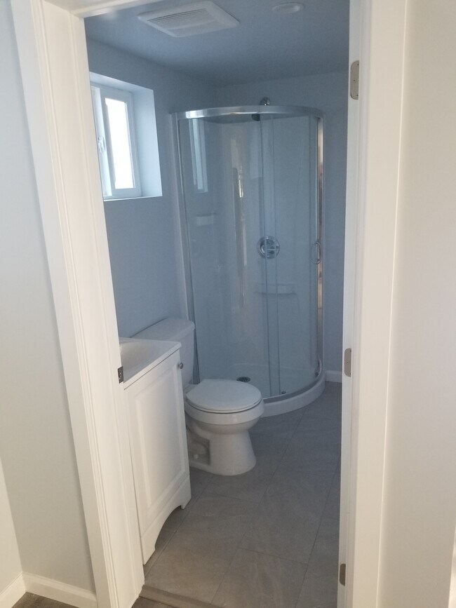 Guest Bath - 10115 Louise Ave
