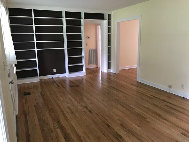 Building Photo - 104 Spring Valley