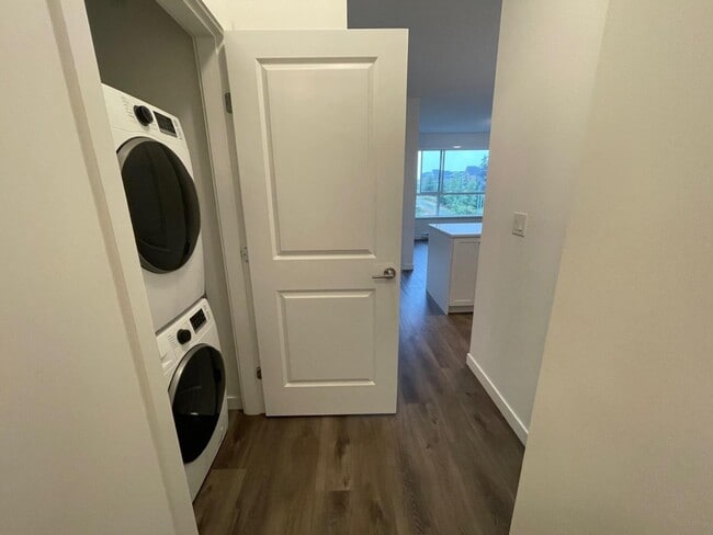 Building Photo - 16633-16624 105