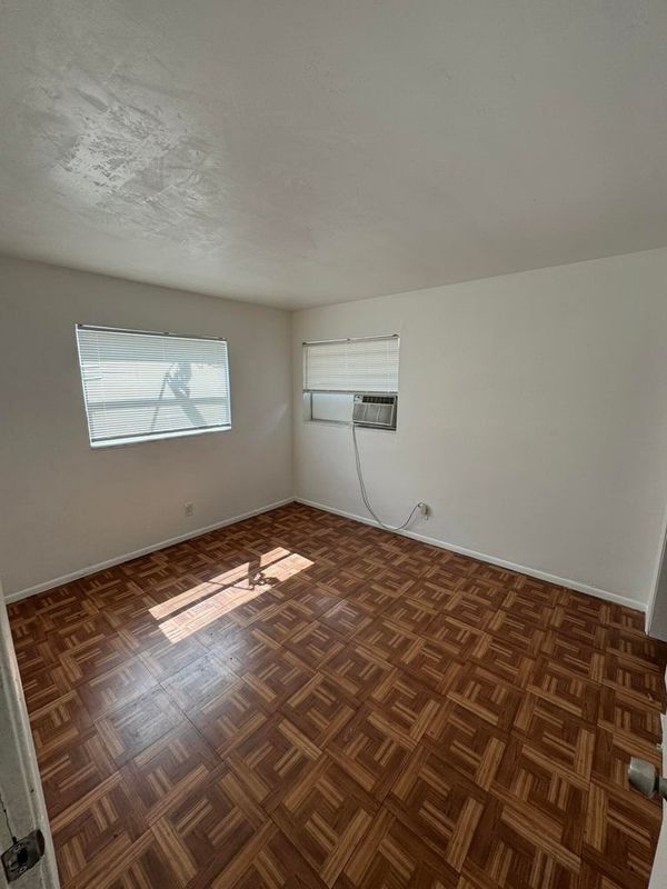 Foto del edificio - 1245 W 35th St