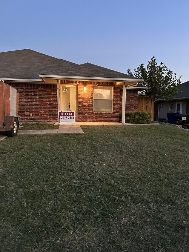 Foto principal - 1008 Turkey Creek Ct