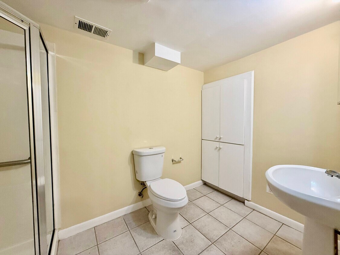 Building Photo - 523 N Marlyn Ave