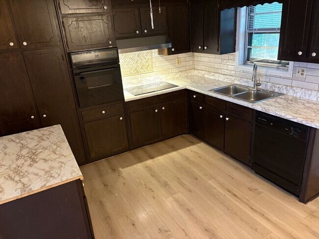 Foto del edificio - Welcome to this charming 3-bedroom, 1.5-ba...