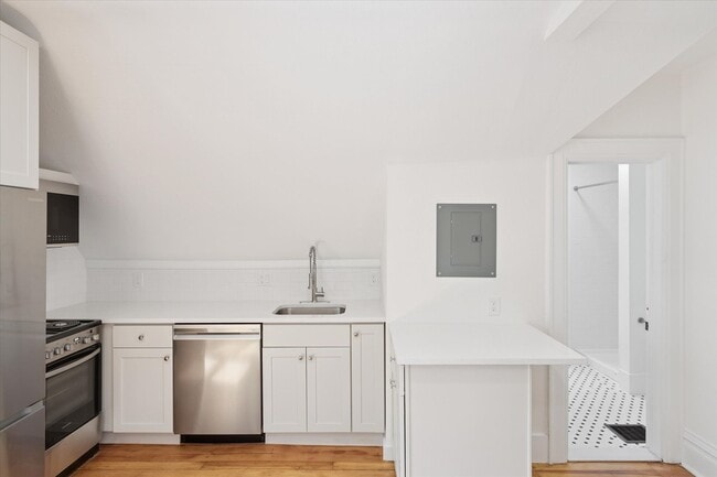 Building Photo - Fully Renovated 1 Bedroom 1 Bath Apartment...