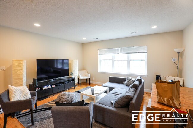 Foto del edificio - 204 Lake Shore Rd