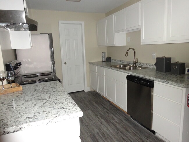 Building Photo - Saratoga Apartments - STA