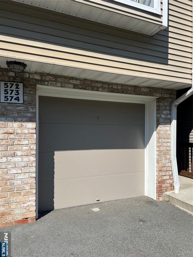 Building Photo - 574 Windsor Dr