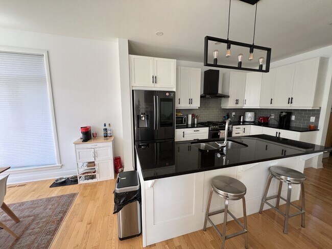 Building Photo - 334 Lysander Pl