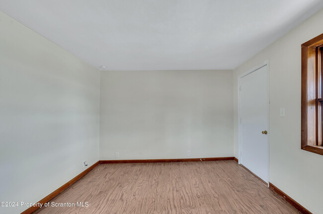 Foto del edificio - 393 W 6th St