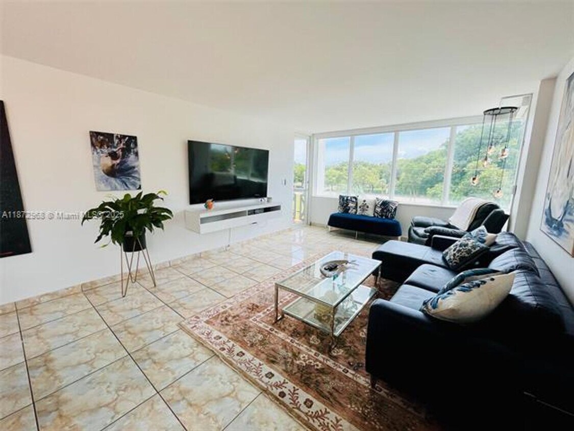 Foto principal - 8233 Harding Ave