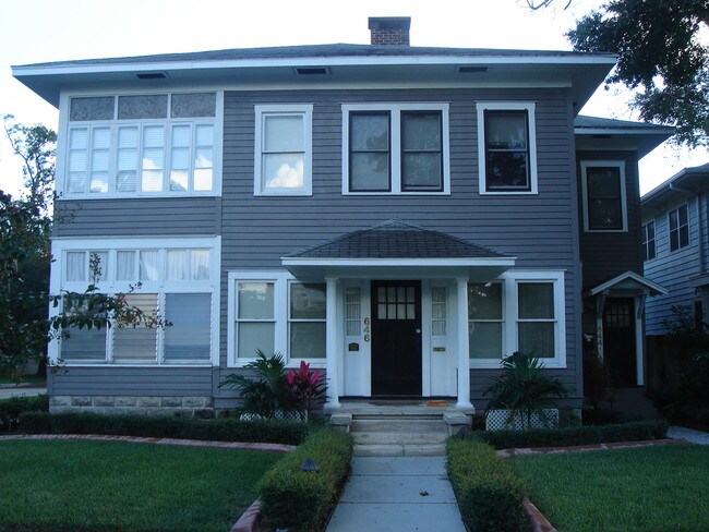 El apartamento está toda la planta superior - 646 E Ridgewood St