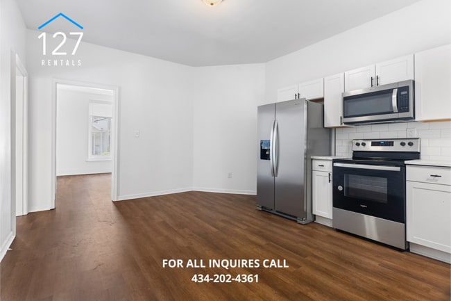 Building Photo - Spacious 2-Bedroom Apartment with Modern Updates and Off-Street Parking