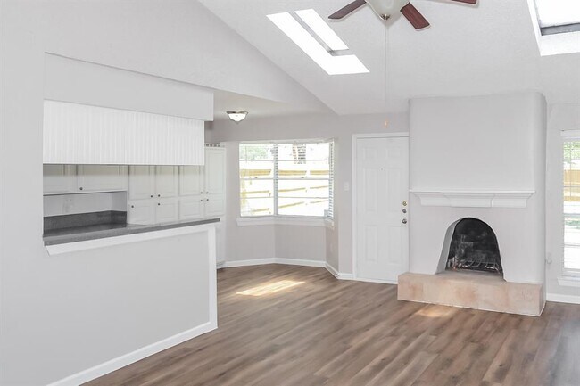 Foto del edificio - 8006 Parkglen Dr