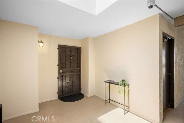 Building Photo - 635 E Elmwood Ave