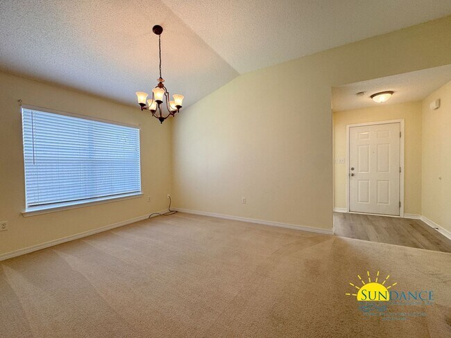 Foto del edificio - Charming 3-Bedroom + BONUS room in central...