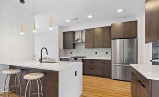 Building Photo - MODERN 3 BEDROOM 3 BATH NEAR CAMPUS