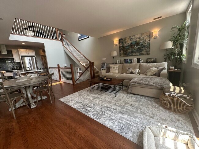 Building Photo - 912 W Fullerton Ave