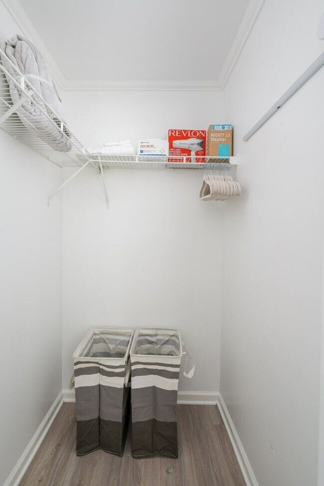 Building Photo - Furnished One Bedroom Unit Near Moses Cone Hospital, Downtown Greensboro & Fisher Park