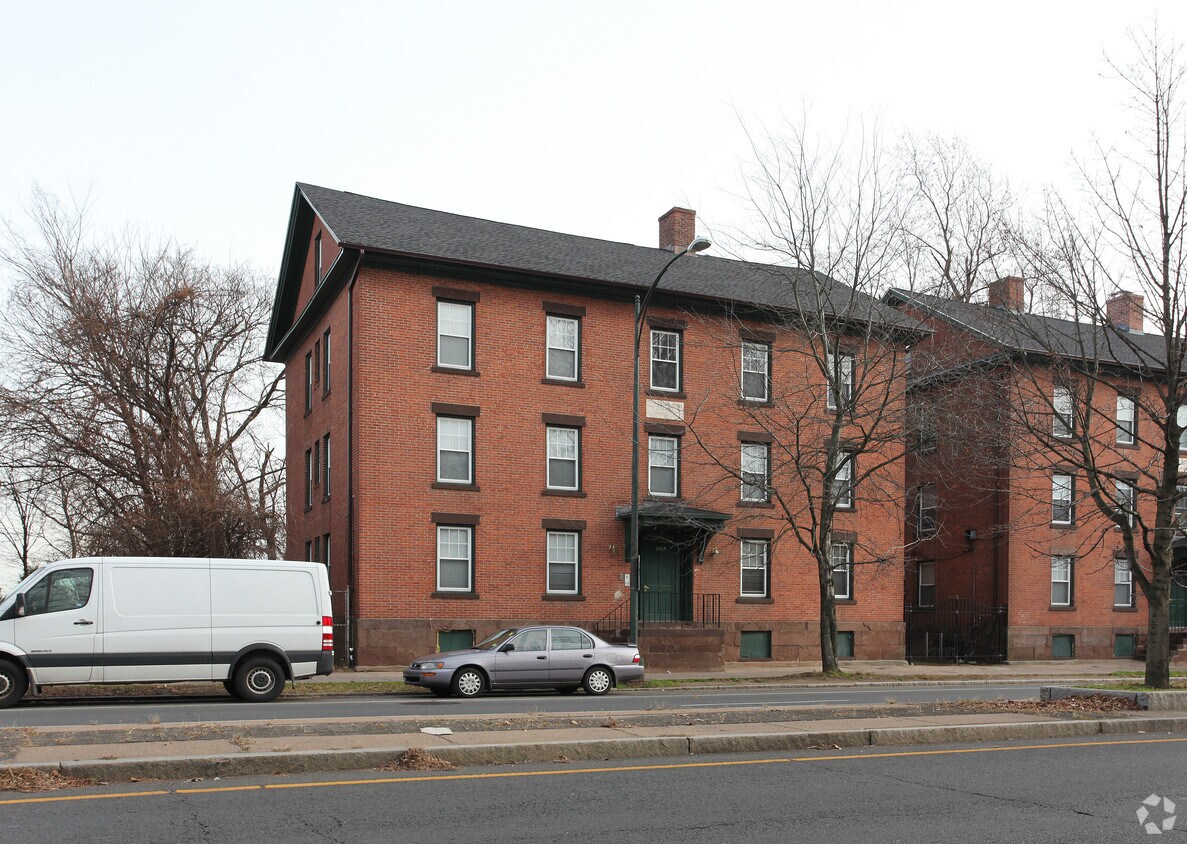 Building Photo - 1846-1860 Main St