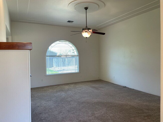 Foto del edificio - Stunning 3 Bedroom 2 Bath Home- Located in Friendly Central Point-Over 1600 Sq. Ft.