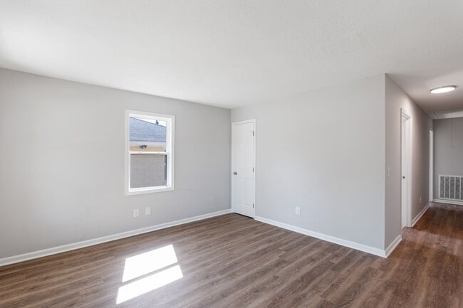 Building Photo - 102 Burdock Cir