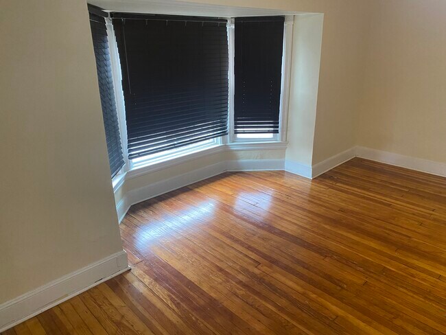 Building Photo - 402 W 1st Ave