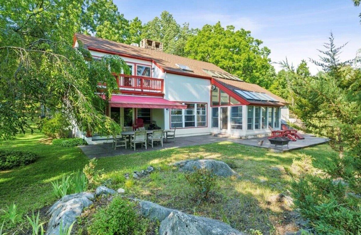 Primary Photo - 32 Newport Bridge Rd