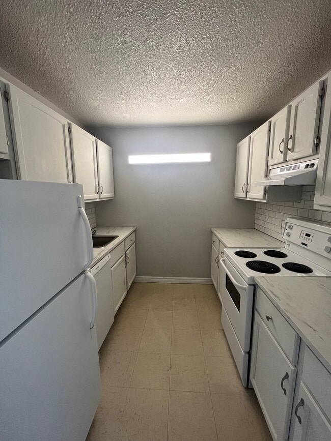 Photo du bâtiment - WELCOME TO THE SEACOAST TOWER - ONE BEDROOM APARTMENT AVAILABLE