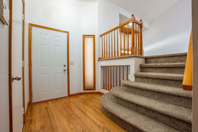 Building Photo - Unique 3 Bedroom / 2 Bath with Washer/Drye...