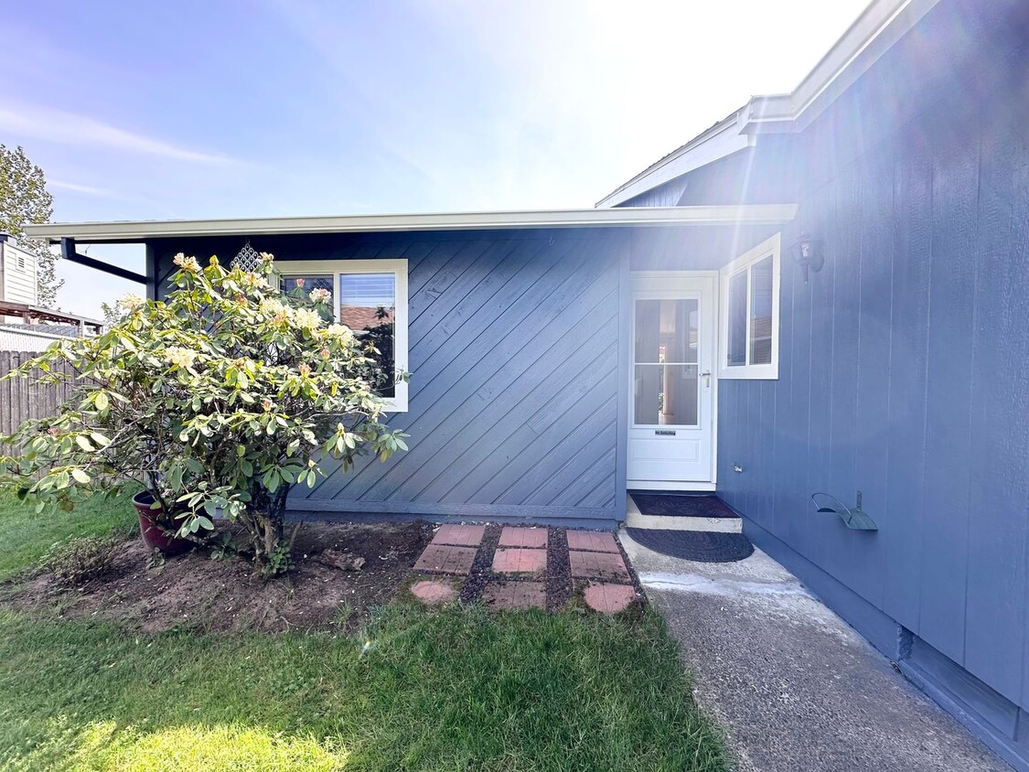 Primary Photo - Charming Duplex 2-bedroom, 2-bathroom home...
