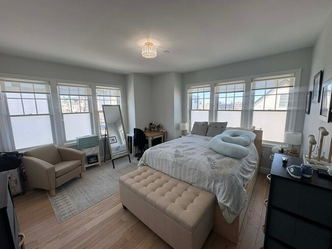 Building Photo - 137 Falcon St