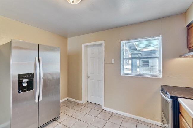 Foto del edificio - 461 Silver Beach Rd