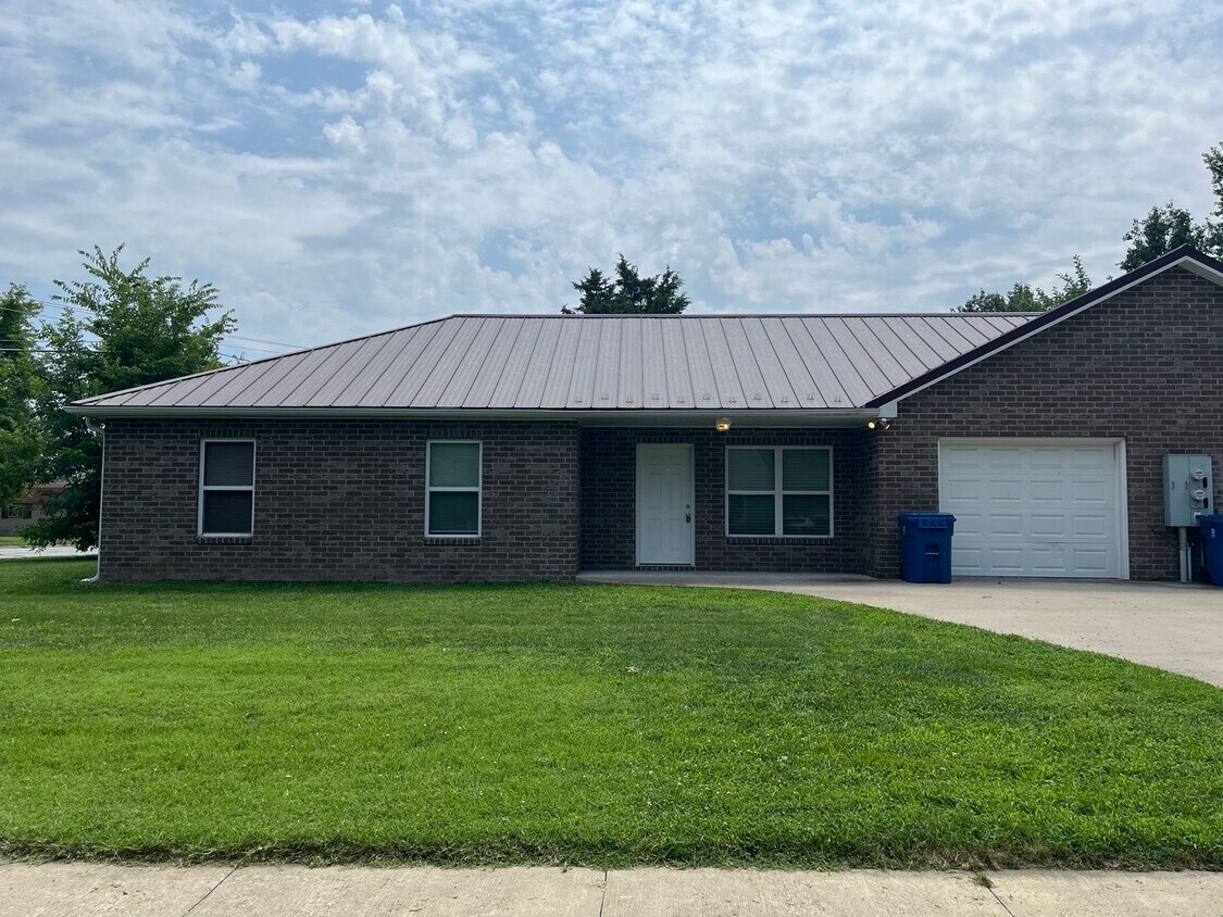 Primary Photo - 412 Ash St