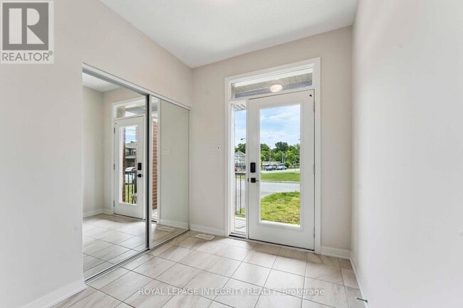 Building Photo - 227 Ormiston Cres