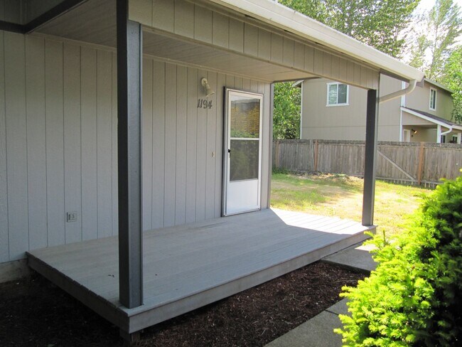 Building Photo - Three Bedroom Duplex in North Salem