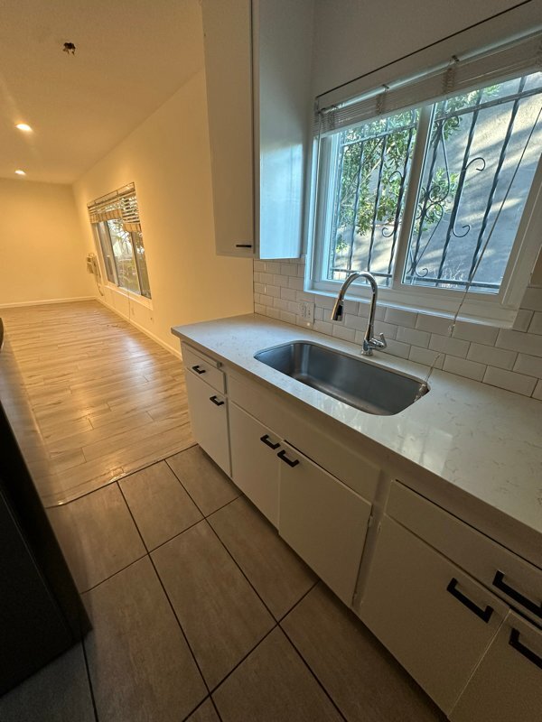 Foto del edificio - 7555 De Longpre Ave