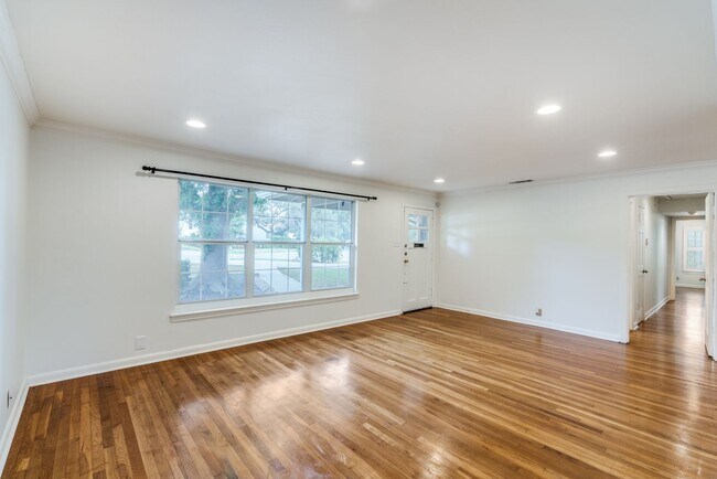 Foto del edificio - TERRELL HILLS 3-BEDROOM, SINGLE STORY