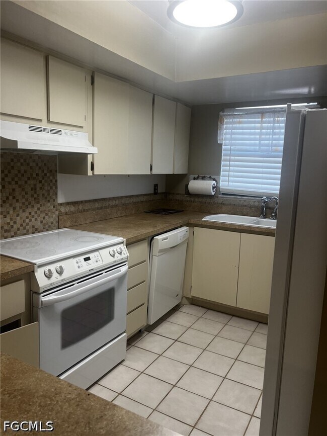 Foto del edificio - 1754 Cape Coral Pkwy E