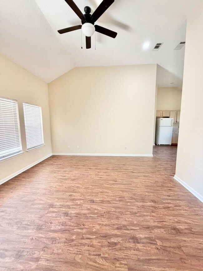Foto del edificio - 3-bedroom, 2-bath home with high ceilings and a spacious backyard in Rincon,GA